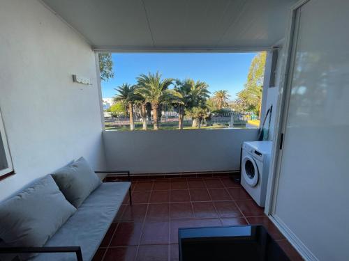 sala de estar con sofá y ventana en Apartamento D&L en Costa Del Silencio