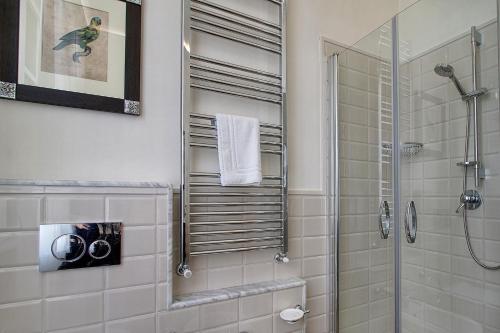 y baño con ducha y cabina de ducha acristalada. en Art Apartment Luxury Tintori Suite, en Florencia