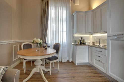cocina con mesa, sillas, mesa y barra en Art Apartment Luxury Tintori Suite, en Florencia