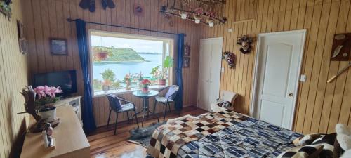 sypialnia z łóżkiem i widokiem na ocean w obiekcie Habitación con vista al mar w mieście Puerto Montt