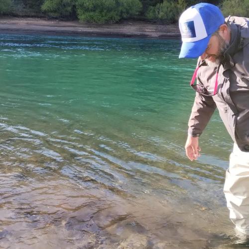 a young boy standing in the water near a river at BARDAS del LIMAY DORMI-con HIDROMASAJE - totalmente EQUIPADO in Plottier