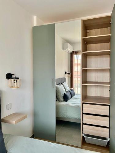 une chambre avec un lit et un grand miroir dans l'établissement Menton centre, jardin Bioves, casino, à Menton