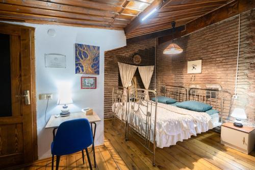 Llit o llits en una habitació de Leon Rooms