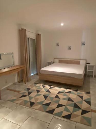 une chambre avec un lit et un sol à carreaux dans l'établissement Maison près des vignes, à Castelnau-de-Guers