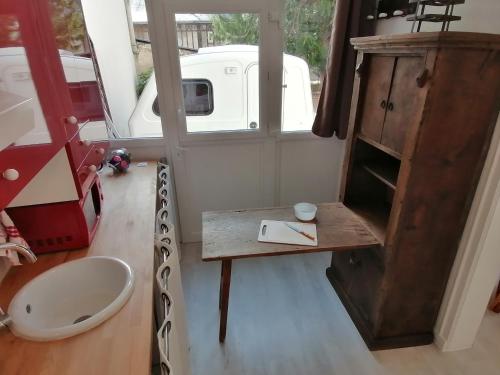 Habitación pequeña con mesa y armario en Accessible Rouen, en Rouen