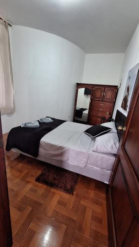 ein Schlafzimmer mit einem großen Bett und Holzboden in der Unterkunft Galápagos Brunette Suites I in Puerto Ayora