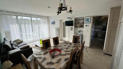 un salon avec une table et un canapé dans l'établissement Appartement EST classé 3 étoiles au 1er étage d'une maison avec jardin dans un quartier calme, à Cavalaire-sur-Mer