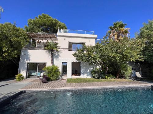 une villa avec piscine devant une maison dans l'établissement Villa k6 piscine vue mer impasse privée, à Cassis