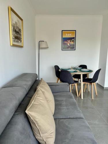 un salon avec un canapé et une table dans l'établissement Menton centre, jardin Bioves, casino, à Menton