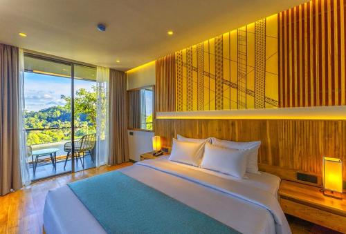 1 dormitorio con cama grande y ventana grande en The Trees, Kandy en Kandy