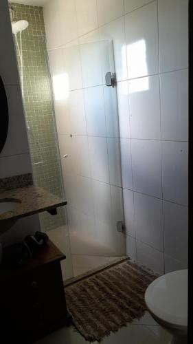 y baño con ducha y puerta de cristal. en Suíte Ano Bom en Barra Mansa