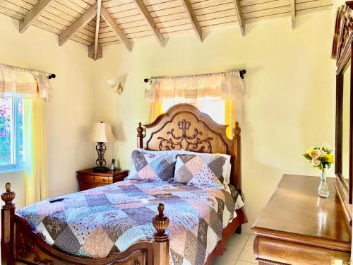 a bedroom with a bed and a table at Casa Amarilla in Woods