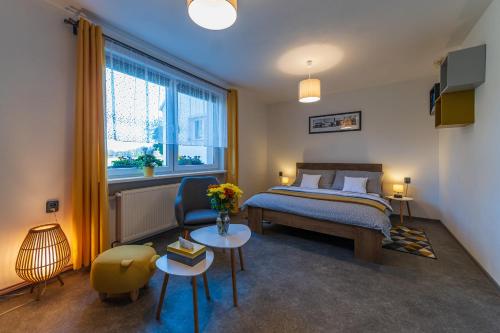 sypialnia z łóżkiem, stołem i krzesłem w obiekcie Ubytování na samotě - Apartmán U Tesařů w mieście Komařice