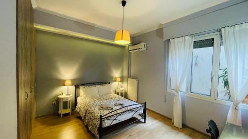 ein kleines Schlafzimmer mit einem Bett und einem Fenster in der Unterkunft Cozy apartment ideally located city center and Megaron Moussikis metro station in Athen