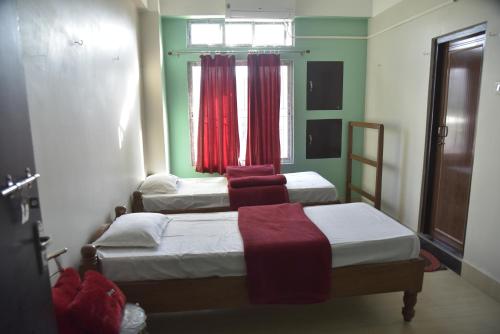 En eller flere senge i et værelse på Bibhas Lodge & Restaurant
