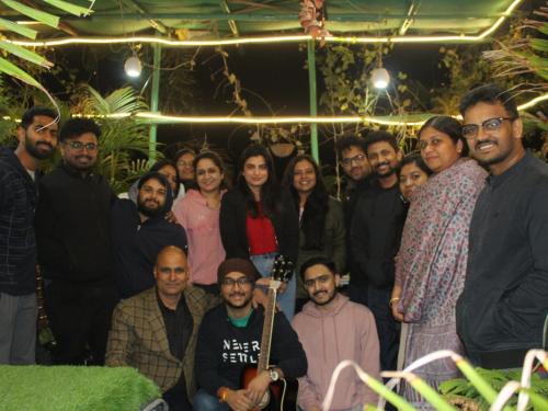 un grupo de personas posando para una foto en CHOUDHARY WHITE HOUSE LAKE CITY UDAIPUR Rajasthan en Udaipur