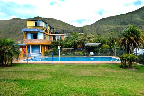 ChachagüíにあるAlex Country Houseの家の前にプールがある家