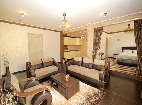 uma sala de estar com um sofá e uma cama em Villa Victoria em Utjeha