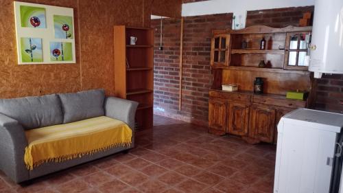 sala de estar con sofá y ducha en Los abuelos en Puerto Madryn