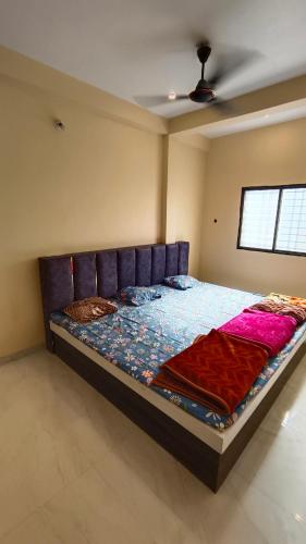 เตียงในห้องที่ Shree Mangalam Recidency Ujjain