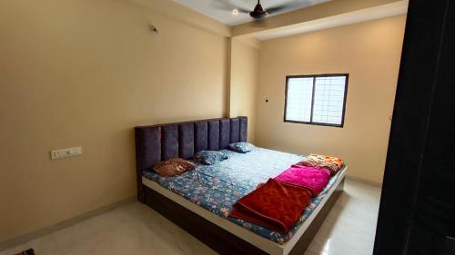 เตียงในห้องที่ Shree Mangalam Recidency Ujjain