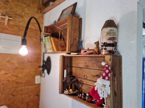 un estante con un sombrero de Santa encima de una nevera en El Ranchito Blanco, en La Pedrera