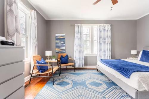 Un dormitorio con una cama grande y una alfombra azul en Historic Family Getaway, 5 Star Location, Royal Beds, en Kansas City