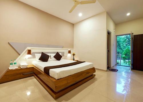 1 dormitorio con cama grande y ventana grande en Serenity Resort Panhala, en Panhāla