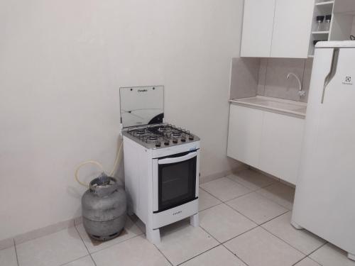 uma cozinha com um fogão e um frigorífico em Conforto simples em Maceió