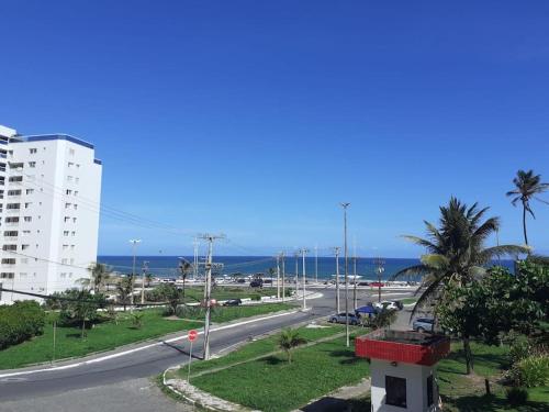 vista su una strada con un edificio e l'oceano di Apartamento vista Mar a Salvador