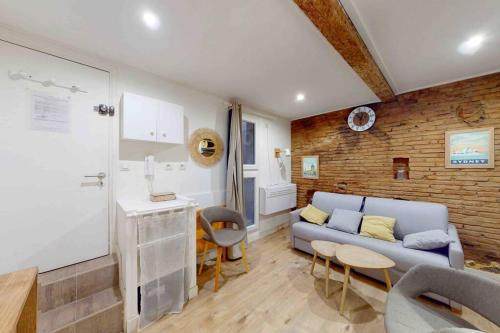 un salon avec un canapé et une table dans l'établissement Studio classé au cœur des Carmes, à Toulouse