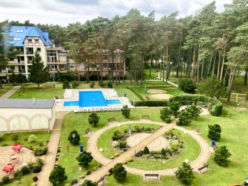 uma vista aérea de um parque com um parque infantil em Blue Mare BB em Łukęcin