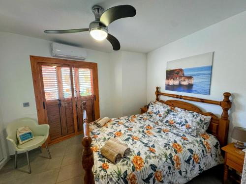 1 dormitorio con 1 cama y ventilador de techo en Contemporary House in Cabo Roig en Playas de Orihuela