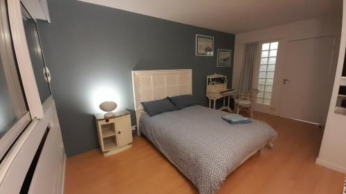 1 dormitorio con cama y escritorio. en Homestay Rooms Paris Porte de Versailles, en París
