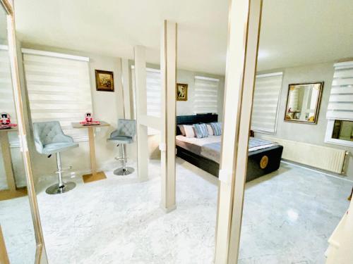 Schlafzimmer mit einem Bett und einem Spiegel in der Unterkunft De-Luxe-Apartment im Zentrum in Ravensburg