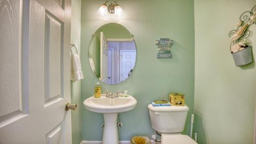 uma casa de banho com um lavatório, um WC e um espelho. em 113 The Havens townhouse em North Myrtle Beach