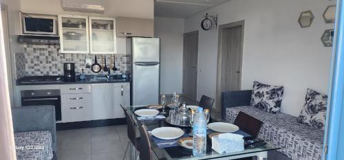 Una cocina o zona de cocina en Super appartement vue sur mer et à 2 minutes de la plage de Martil.