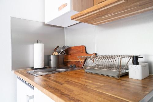 Moderne 2-Zimmer Wohnungにあるキッチンまたは簡易キッチン