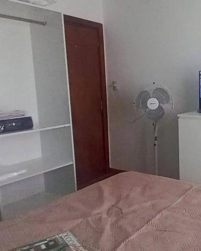 a bedroom with a bed and a fan at Casa a 500 metros del Mar in Quequén
