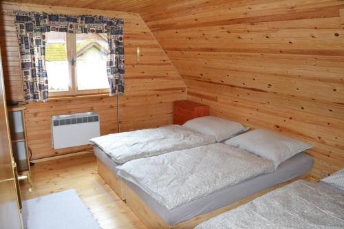 利托斯基簡的住宿－Chata Zuzana，木制客房内的一间卧室,配有一张床