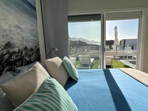 1 dormitorio con cama y vistas a un patio en The New Suite Agaete & Parking en Agaete