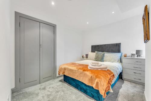 - une chambre blanche avec un lit et une commode dans l'établissement Central London Oxford Street One Bedroom Apartment, à Londres