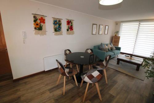 sala de estar con mesa y sofá en TuArriendoCL-MPHA106 Gran Depto en Pto Varas 3D2B 6PAX sin vista primer piso con jardin en Puerto Varas