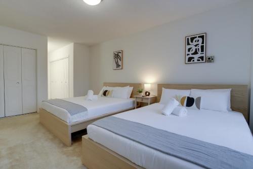 - 2 lits dans une chambre aux murs blancs dans l'établissement Sensational Condominium @Crystal City, à Arlington