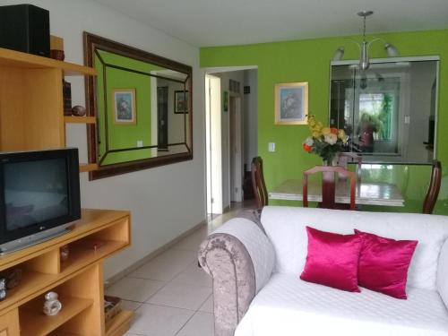 TV a/nebo společenská místnost v ubytování Quarto Privativo Feminino ou Casal