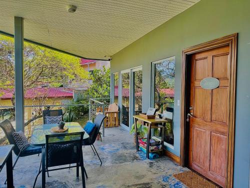 patio con mesa, sillas y puerta en Casa Ejecutiva Boquete, en Boquete