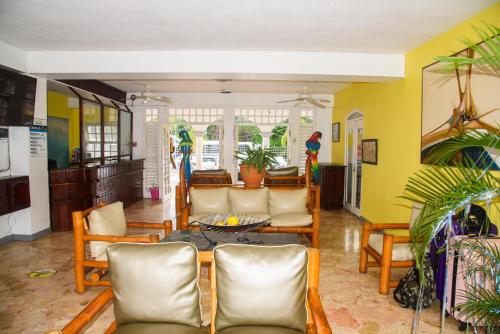 - un salon avec des chaises et une table dans l'établissement Czar's Oasis Apt B27 @ Ocho Rios, à Ocho Rios
