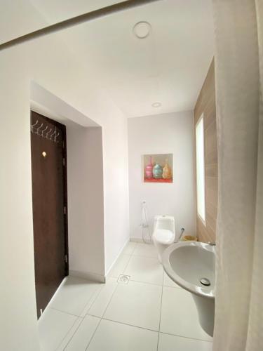ein Bad mit einem Waschbecken und einem WC in der Unterkunft شاليه لونار in Unaizah