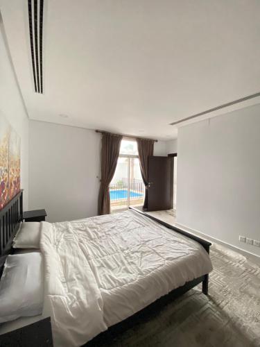 Un dormitorio con una cama grande y una ventana en شاليه لونار, en Unaizah