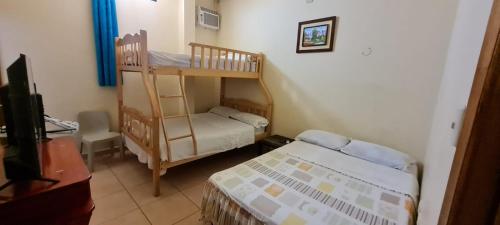 Bunk bed o mga bunk bed sa kuwarto sa Hospedaje Naomi